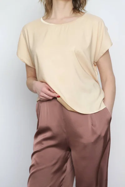 Serie Studio Foton Ung Kvinnlig Modell Beige Silke Outfit — Stockfoto
