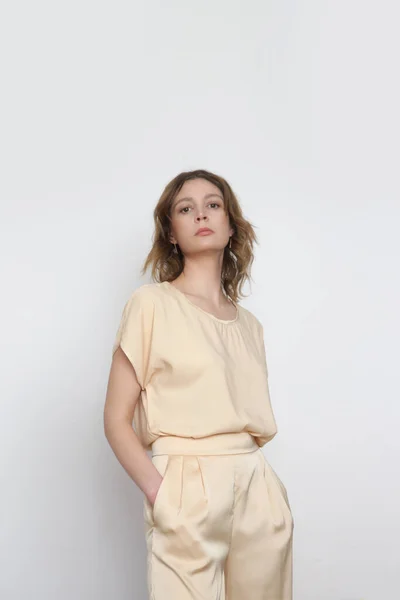Serie Studiofoto Van Jong Vrouwelijk Model Beige Zijden Outfit — Stockfoto