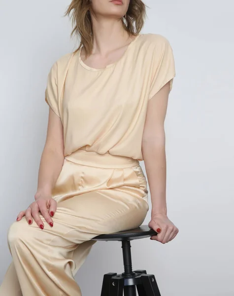 Serie Studio Foton Ung Kvinnlig Modell Beige Silke Outfit — Stockfoto