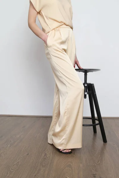 Serie Studiofoto Van Jong Vrouwelijk Model Beige Zijden Outfit — Stockfoto