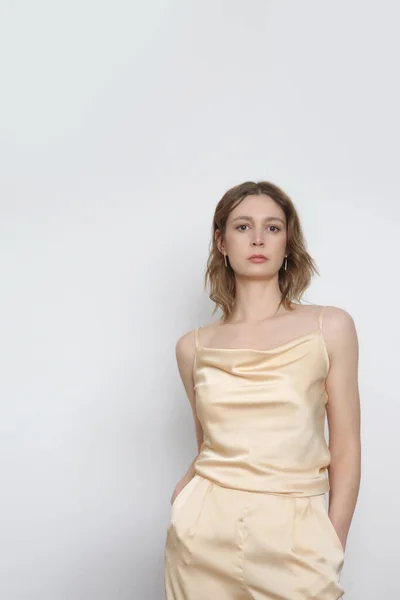 Kobieta Modelka Beżowej Jedwabnej Bluzce Spodniach Stylowy Monochromatyczny Letni Strój — Zdjęcie stockowe