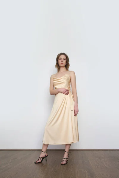 ベージュのカミソールシルクの上にミディスカートを包んだ女性モデル スタイリッシュかつエレガントなモノクロームの夏服 ファッション スタジオ ショット — ストック写真