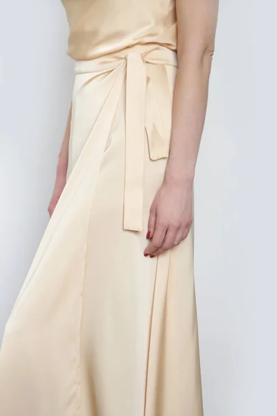 女模特穿着米黄色的迷彩丝绸上衣和围裙 时尚典雅的单色夏装 时尚工作室拍摄 — 图库照片