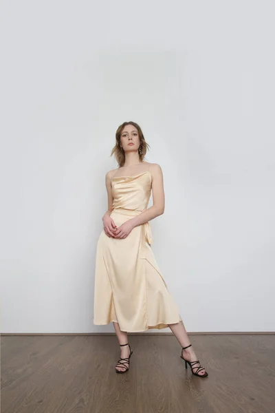 女模特穿着米黄色的迷彩丝绸上衣和围裙 时尚典雅的单色夏装 时尚工作室拍摄 — 图库照片