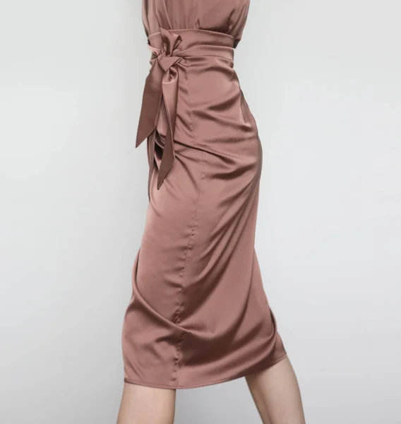 Ženská Modelka Hnědém Hedvábném Kabátě Zabalené Midi Sukni Stylový Monochromatický — Stock fotografie