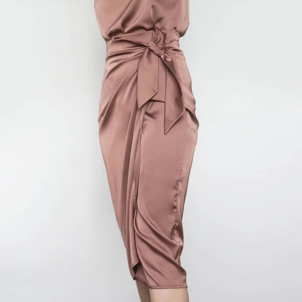 Vrouw Model Met Bruine Camisole Zijden Top Wrap Midi Rok — Stockfoto