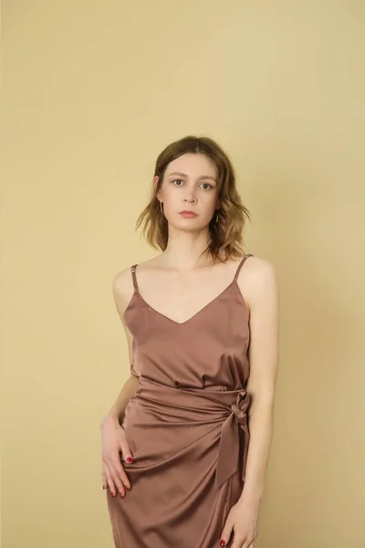 Model Wanita Mengenakan Topi Sutra Kamisol Coklat Dan Membungkus Rok — Stok Foto