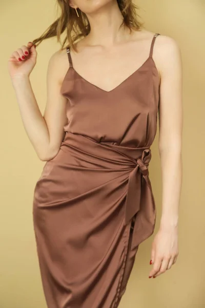 Kobieta Modelka Ubrana Brązową Jedwabną Bluzkę Owinęła Spódnicę Midi Stylowy — Zdjęcie stockowe