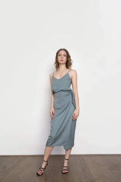 ブルーグレーのキャミソールシルクの上にミディスカートを包んだ女性モデル スタイリッシュなモノクロームの夏服 ファッション スタジオ ショット — ストック写真