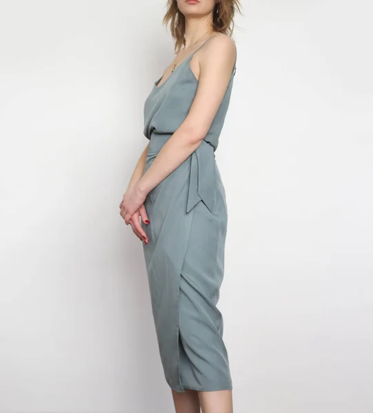 Vrouwelijk Model Met Blauwachtig Grijs Camisole Zijden Topje Gewikkeld Midi — Stockfoto