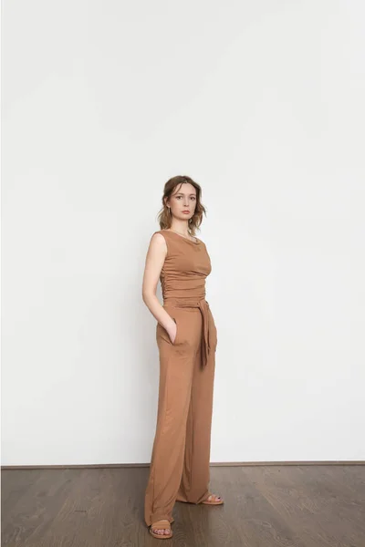 Studio Shot Donna Cotone Beige Casual Outfit Camicia Maniche Pantaloni — Foto Stock