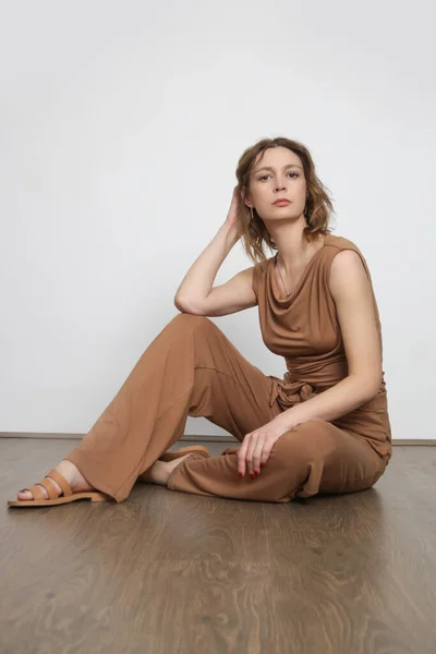 Studio Shot Donna Cotone Beige Casual Outfit Camicia Maniche Pantaloni — Foto Stock