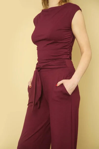 スタジオショットの女性で赤い綿のカジュアル服 袖シャツと基本的なパンツ — ストック写真