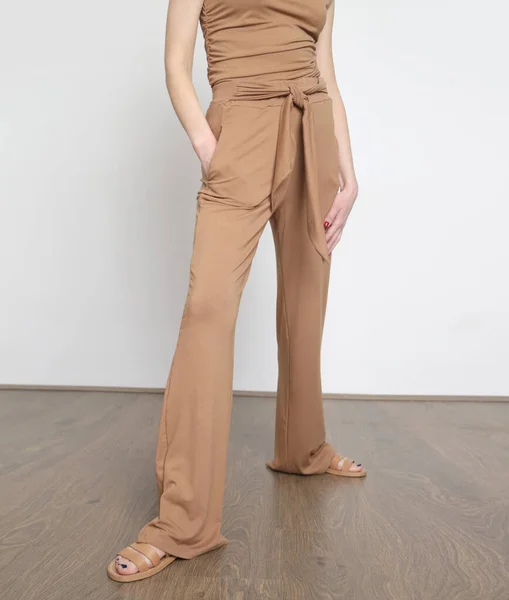 Estudio Mujer Traje Casual Algodón Beige Camisa Mangas Pantalones Básicos — Foto de Stock