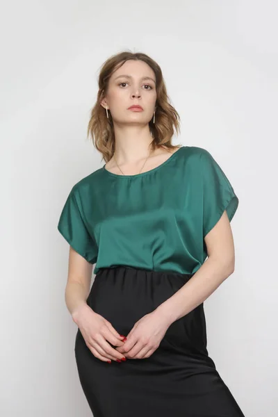 Serie Studio Foton Ung Kvinnlig Modell Bär Grön Blus Och — Stockfoto