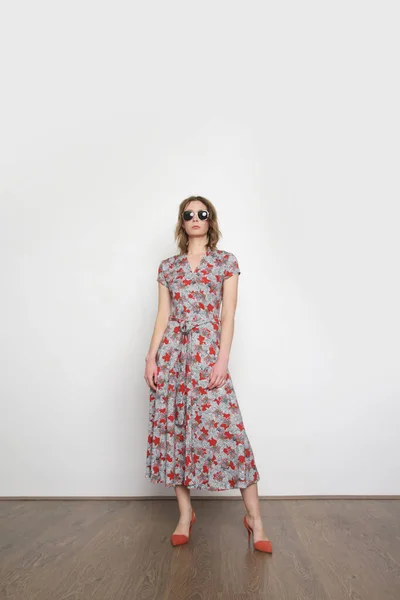 꽃무늬 여름옷을 여자의 스튜디오 — 스톡 사진