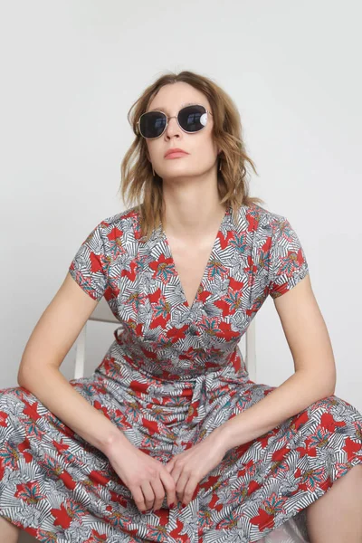 Çiçekli Yaz Elbisesi Giymiş Bir Kadının Stüdyo Fotoğrafı — Stok fotoğraf