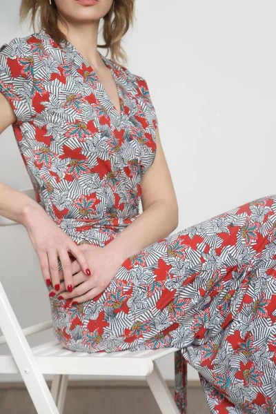 꽃무늬 여름옷을 여자의 스튜디오 — 스톡 사진