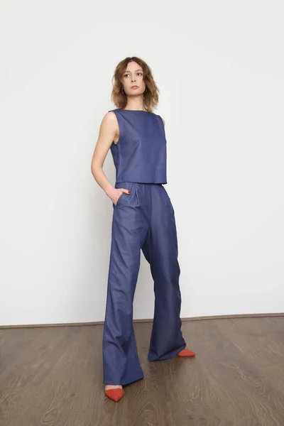 ブルーデニムのブラウスとワイドパンツの女性 スタジオショット デニムファッショントレンドのデニム — ストック写真