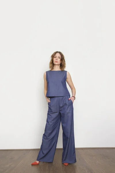 Femme Denim Bleu Chemisier Pantalon Large Studio Shot Denim Sur — Photo