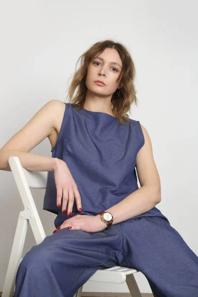 Perempuan Dengan Blus Denim Biru Dan Celana Lebar Studio Shot — Stok Foto