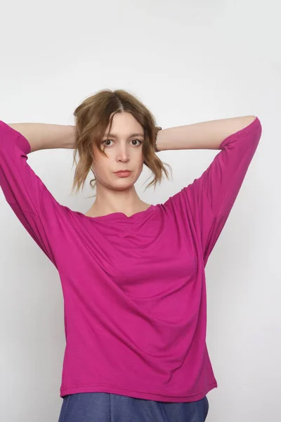年轻女模特穿着亮粉色棉质棉质衬衫的摄影棚照片系列 — 图库照片