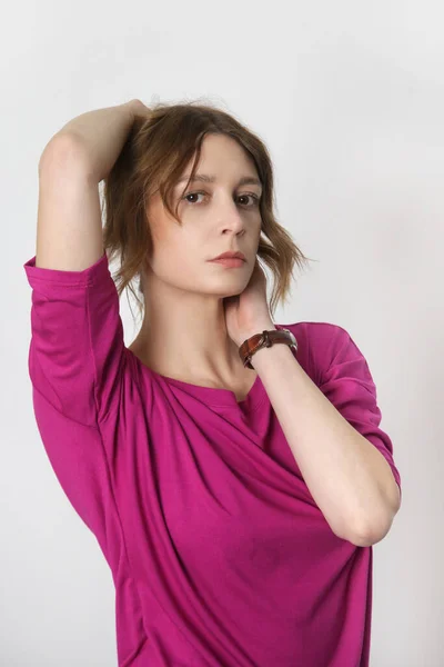 Серія Студійних Фотографій Молодої Жіночої Моделі Яскраво Рожевій Бавовняній Сорочці — стокове фото