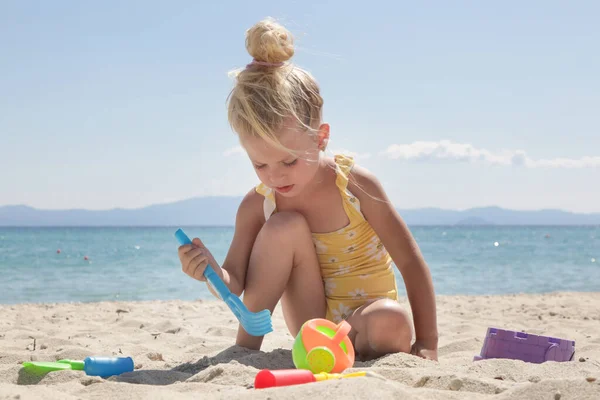 Cute Happy Years Old Girl Playing Plastic Toys Sandy Beach — Stockfoto