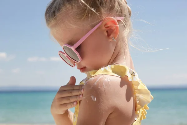 Cute Little Years Old Girl Applying Sunscreen Protection Cream Beach — Stockfoto