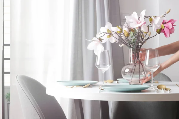 Femme Arrangeant Vase Avec Des Fleurs Sur Table Manger Femme — Photo