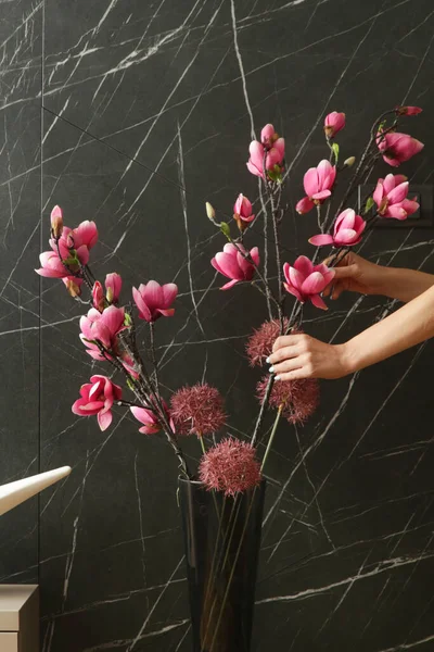 Masada Çiçekli Vazo Düzenleyen Kadın Hanımı Evdeki Rahatlıkla Ilgileniyor Dekorasyon — Stok fotoğraf