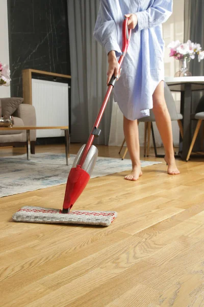 Mulher Limpeza Chão Sala Estar Com Esfregona — Fotografia de Stock