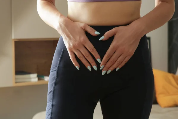胃の痛み 胃や月経のけいれんを持っている女性 若い運動女は運動中に腹痛を経験する — ストック写真