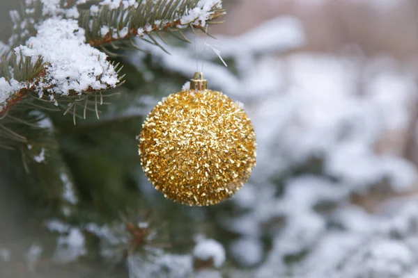 Árvore Natal Livre Coberto Com Neve Decorada Com Ornamento Bolha — Fotografia de Stock