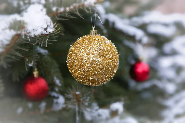 Albero Natale All Aperto Coperto Neve Decorato Con Ornamenti Bublle — Foto Stock