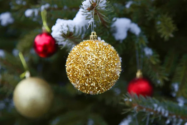 Utomhus Julgran Täckt Med Snö Dekorerad Med Julen Bubbla Prydnader — Stockfoto