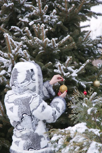 Díszítő Szabadtéri Karácsonyfa Arany Karácsonyi Buborék Ünnepek Téli Koncepció — Stock Fotó