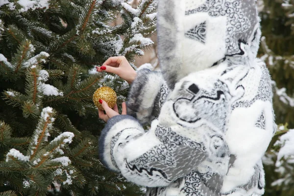 Γυναίκα Διακόσμηση Υπαίθρια Χριστουγεννιάτικο Δέντρο Χρυσή Φούσκα Χριστούγεννα Διακοπές Και — Φωτογραφία Αρχείου
