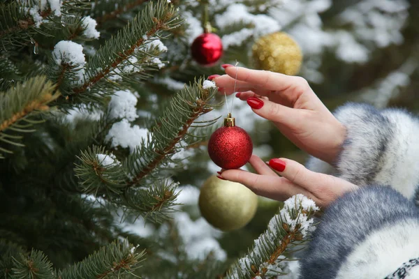 Close Van Handen Van Vrouw Versieren Outdoor Kerstboom Met Rode — Stockfoto
