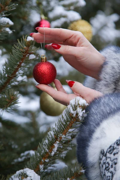 Close Mãos Mulher Decorando Árvore Natal Livre Com Bolha Natal — Fotografia de Stock