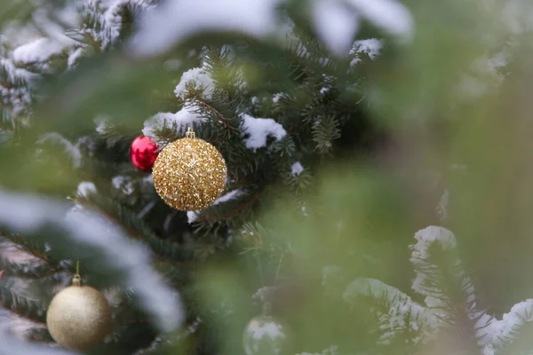 Outdoor Weihnachtsbaum Mit Schnee Bedeckt Und Mit Weihnachtskugeln Geschmückt Ferien — Stockfoto