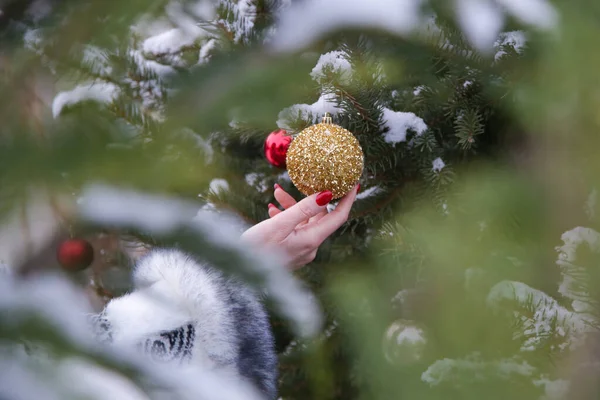 Frau Schmückt Weihnachtsbaum Freien Mit Goldener Weihnachtsblase Ferien Und Winterkonzept — Stockfoto