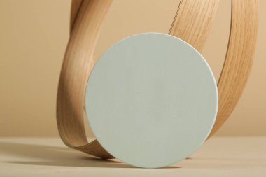 Minimalist geometri şekilli ahşap sahne. Ahşap çemberli en az boş sahne. Ürün sunumu için maket görüntüsü. Tasarım ögesi.