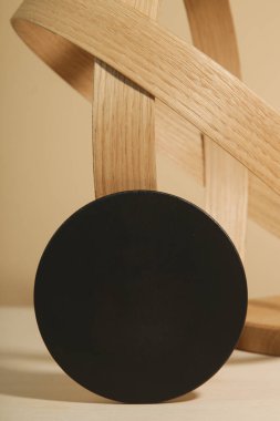 Minimalist geometri şekilli ahşap sahne. Ahşap çemberli en az boş sahne. Ürün sunumu için maket görüntüsü. Tasarım ögesi.