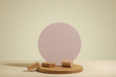 Minimalist geometri şekilli ahşap sahne. Ahşap çemberli en az boş sahne. Ürün sunumu için maket görüntüsü. Tasarım ögesi.