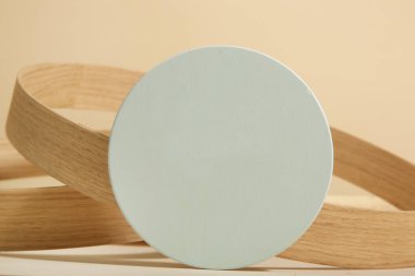 Minimalist geometri şekilli ahşap sahne. Ahşap çemberli en az boş sahne. Ürün sunumu için maket görüntüsü. Tasarım ögesi.