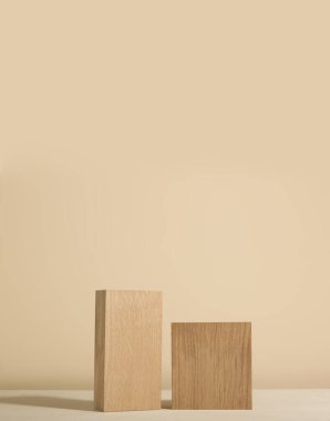 Minimalist ahşap sahne. Bej arka planda dikdörtgen podyumları olan en az boş sahne. Ürün sunumu için maketler.