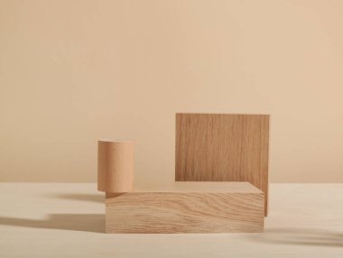 Minimalist ahşap sahne. Bej arka planda dikdörtgen podyumları olan en az boş sahne. Ürün sunumu için maketler.
