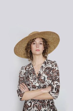 Renkli elbiseli genç kadın modelin seri fotoğrafları.