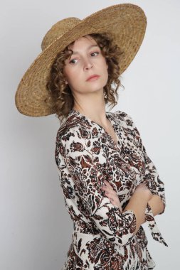 Renkli elbiseli genç kadın modelin seri fotoğrafları.